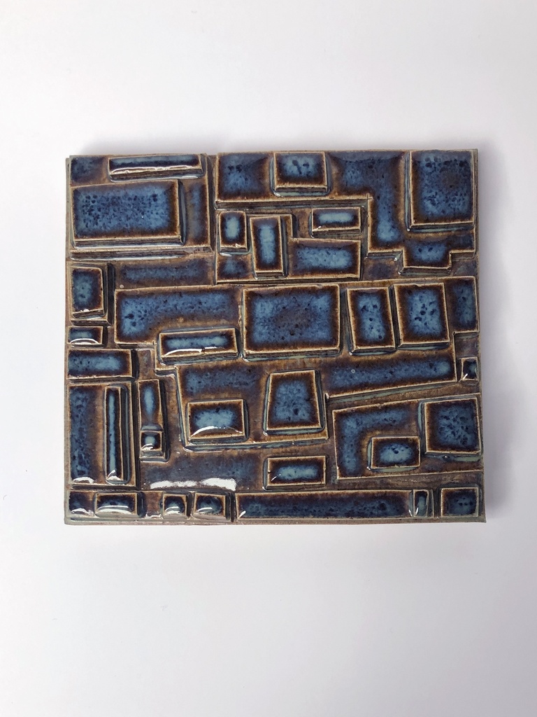 Mural nori, blauw-bruine glazuur. 12,5cm, x 13,5cm. ophangsysteem inbegrepen. 