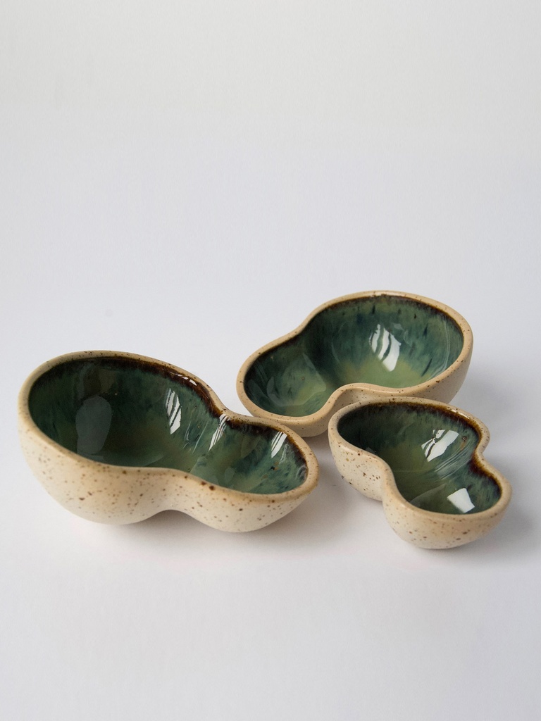 Peanut bowl groot in groene glazuur. Tapaspotje of decoratief object. Hoogte= 4cm, breedte 11cm x 9cm.