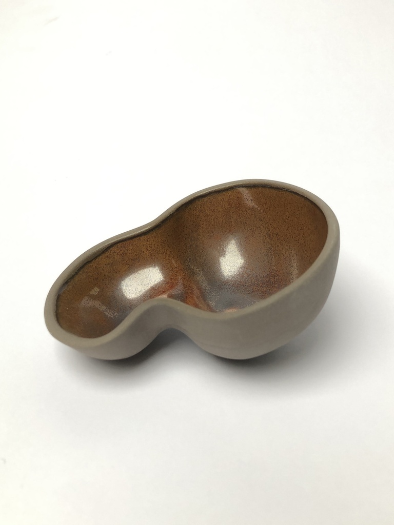 Peanut bowl groot in roodbruine glazuur. Tapaspotje of decoratief object. Hoogte= 4cm, breedte 11cm x 9cm.