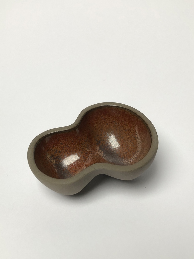 Peanut bowl klein in roodbruine glazuur. Tapaspotje of decoratief object. Hoogte= 3cm, breedte 7cm x 6cm.