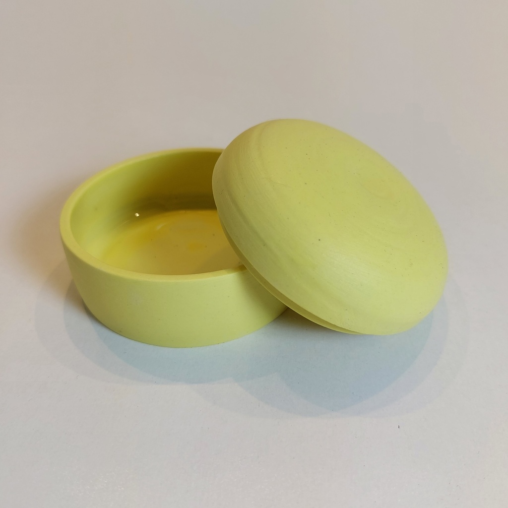geel dekselpotje - ingekleurde porselein, dia 7 cm